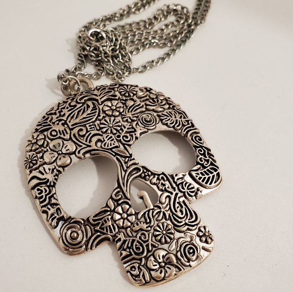 Skull Necklace - Picture 1 of 3